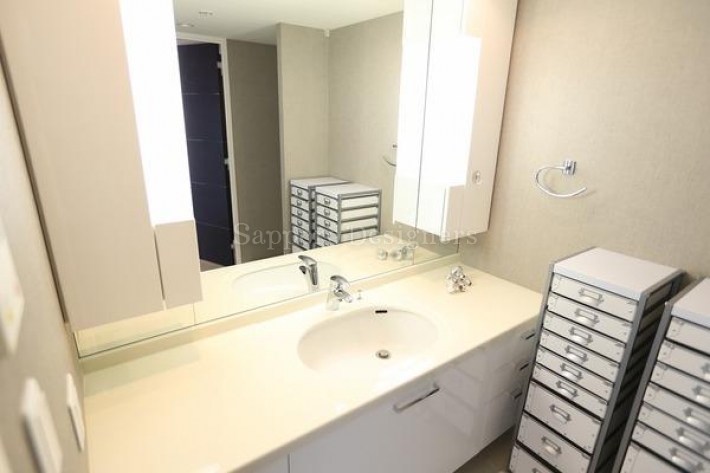 洗面台・洗面所
洗面所は大きめの鏡を設置しています。
両サイドには収納スペースもありますし、洗面ボウル横も広々としている為、快適です。